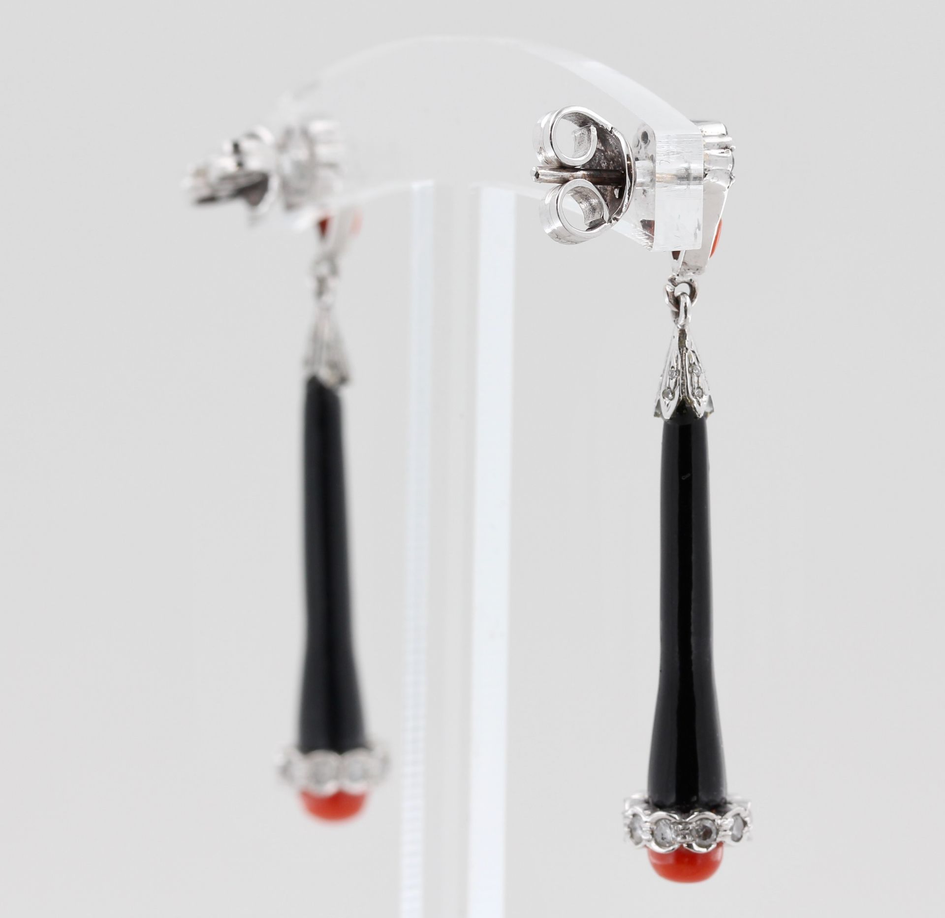 Paar Ohrhänger, 14 kt Weißgold, mit Diamantbesatz, Onyx und Koralle, Art Déco Form, ca. 7,2 g, L. - Bild 3 aus 3