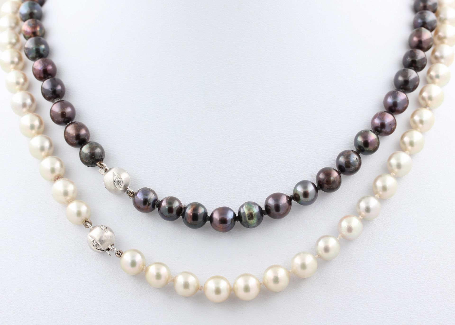 Zwei Perlenketten, 18 kt Weißgold Schließen, mit kleinen Diamanten, dunkle und hellgraue Perlen,
