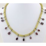 Collier, Silber, mit wohl Zitronenjade und Granat, L. 45 cm