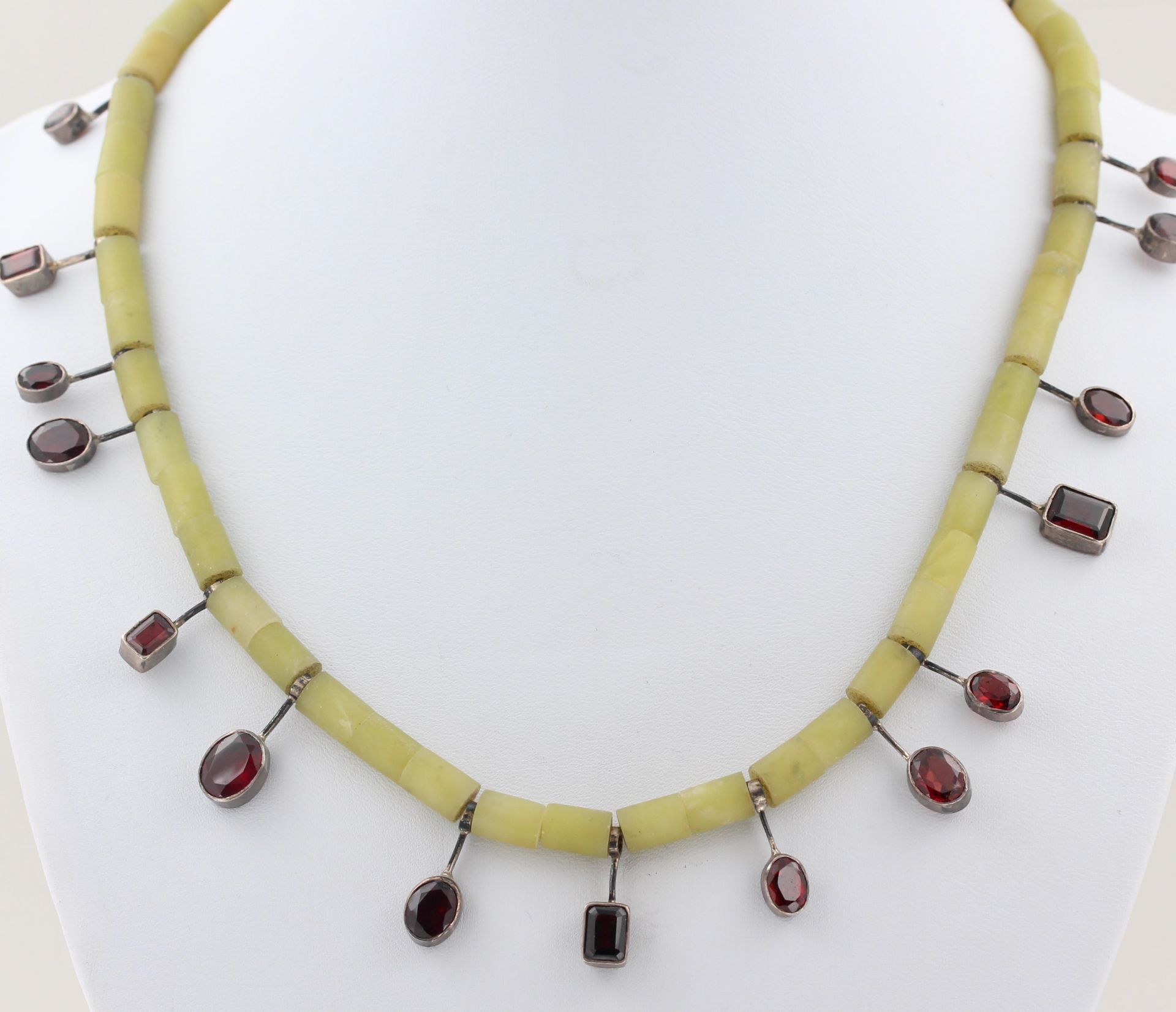 Collier, Silber, mit wohl Zitronenjade und Granat, L. 45 cm