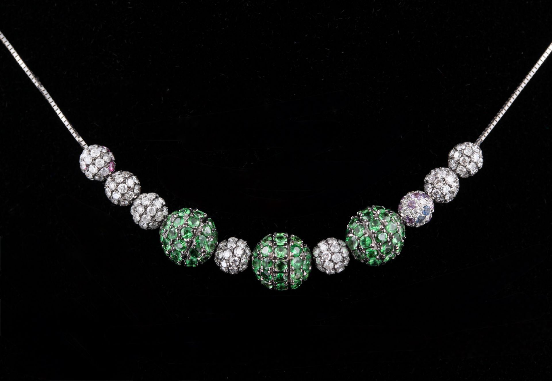 Collier, 18 kt Weißgold, 11 bewegliche Kugeln, Diamant- und Tsavoritbesatz, zusammen ca. 0,80 ct, an