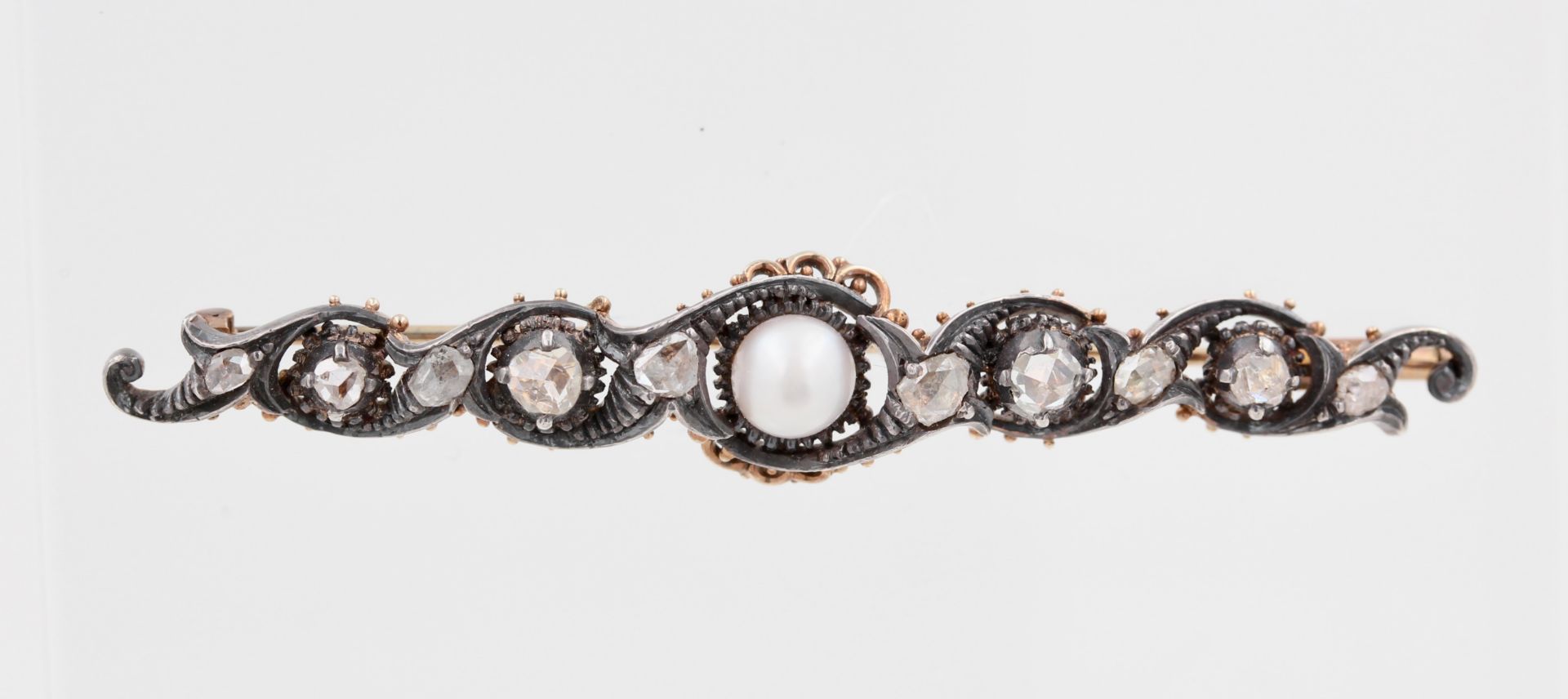 Stabbrosche antik, 14 kt Gelbgold und Silber, 1 weiße Perle, besetzt mit 10 Diamantrosen, zusammen