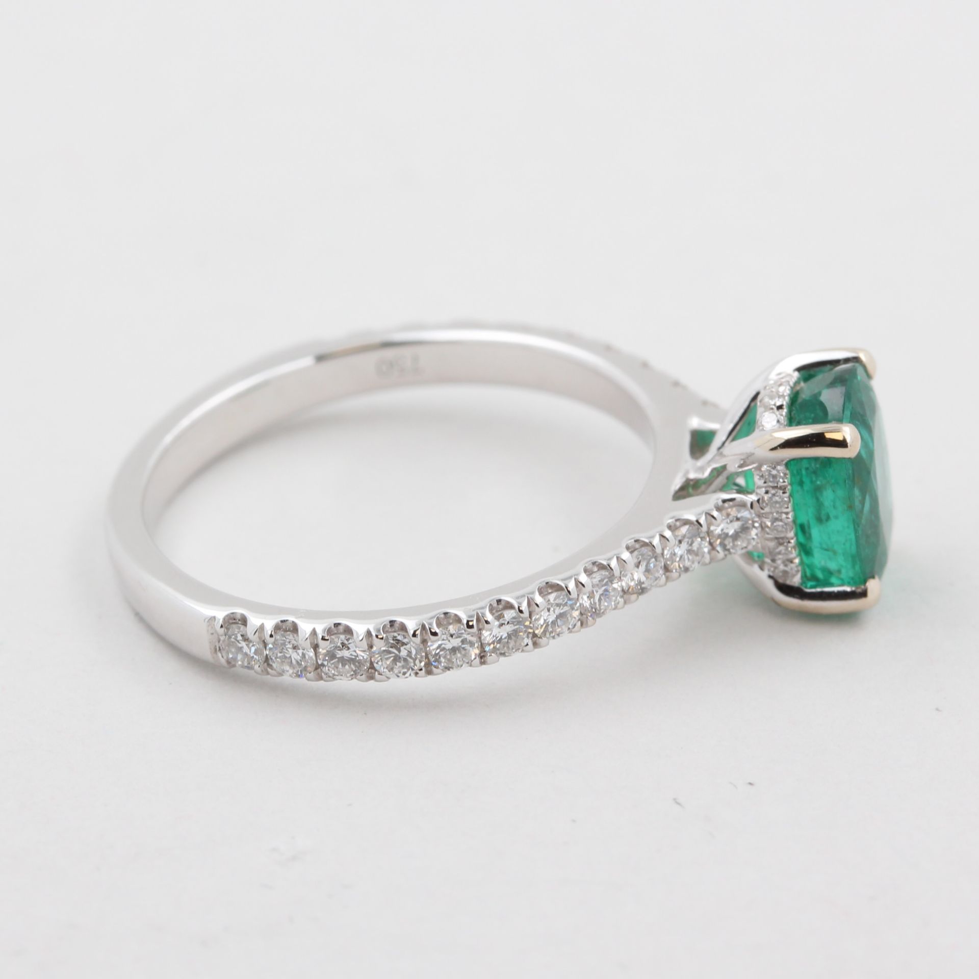 Damenring, 18 kt Weißgold, mit 1 Smaragd, ca, 1,38 ct, Gutachten für den Smaragd GLA (Gemmologisches - Bild 3 aus 4