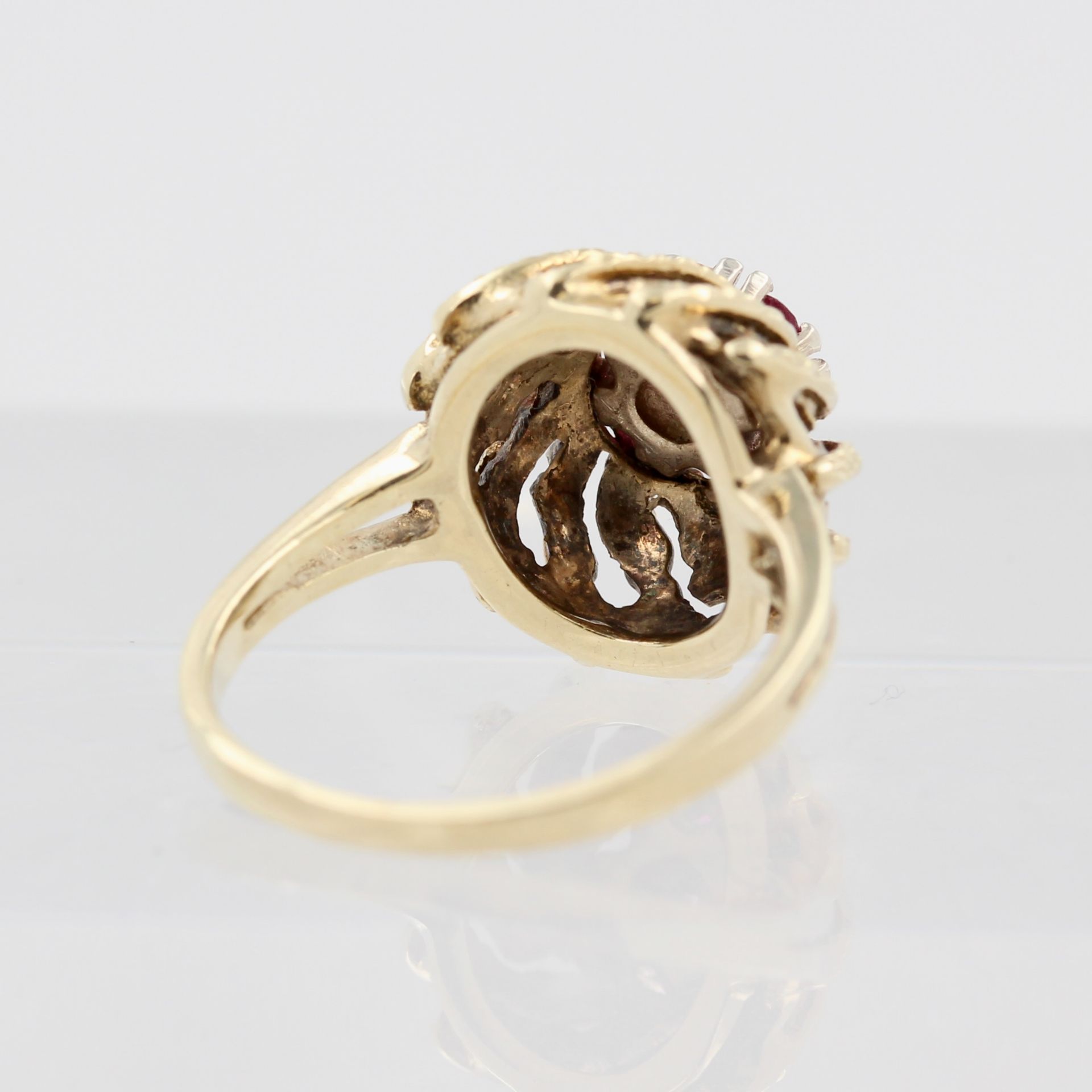 Damenring, 14 kt Gelbgold, mit kleinen Rubinen und 1 kleinen Diamant, punziert, ca. 4,4 g, RM 49 - Bild 3 aus 3