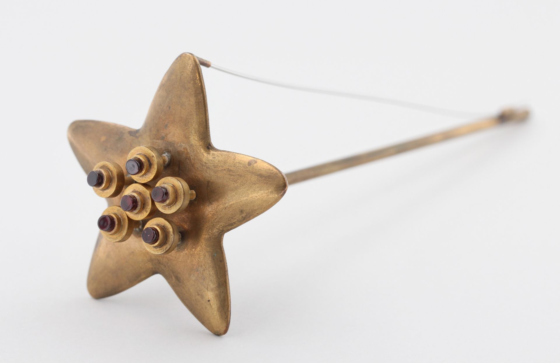 Anstecknadel, Marie-Eugenie Hinrichs, Bronze, Design Marie-Eugenie Hinrichs, wohl 1989, mit 6 roten,
