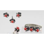 Schmuckset Bartel & Sohn, 835 Silber, mit Perlen und Korallen, punziert, Ring RM 55, Armreif D. 5,