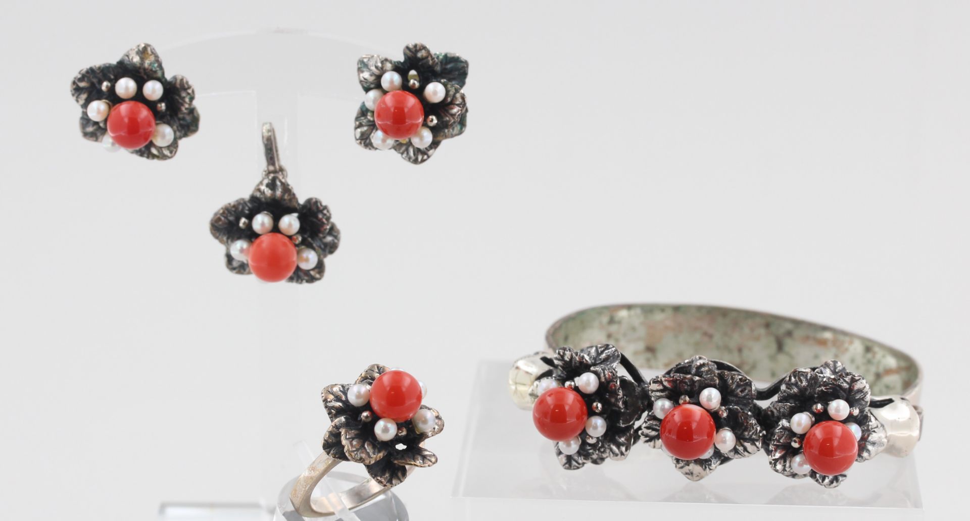 Schmuckset Bartel & Sohn, 835 Silber, mit Perlen und Korallen, punziert, Ring RM 55, Armreif D. 5,