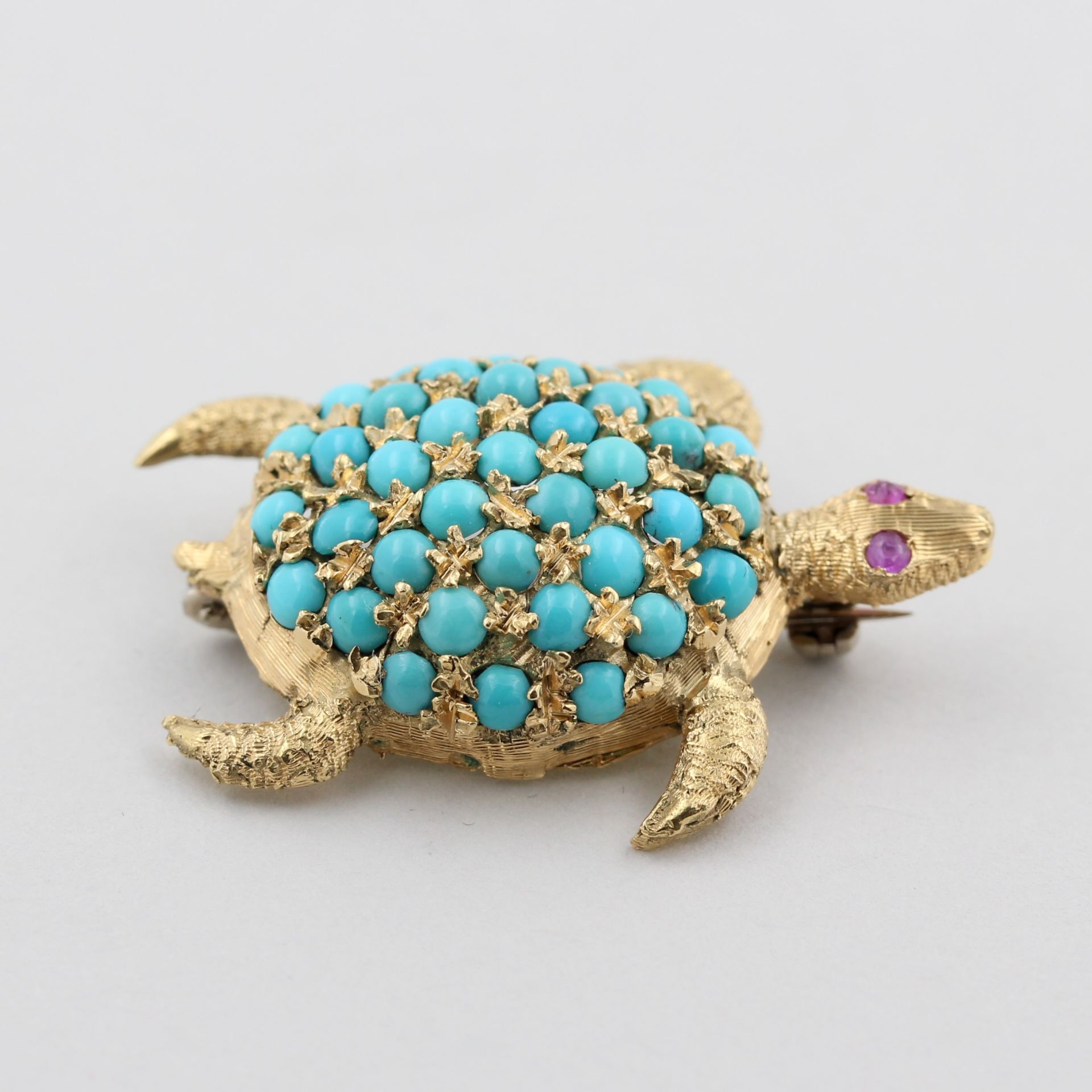 Brosche, 18 kt Gelbgold, in Form einer Schildkröte, Panzer mit Türkisen besetzt, 2 kleine Rubine als