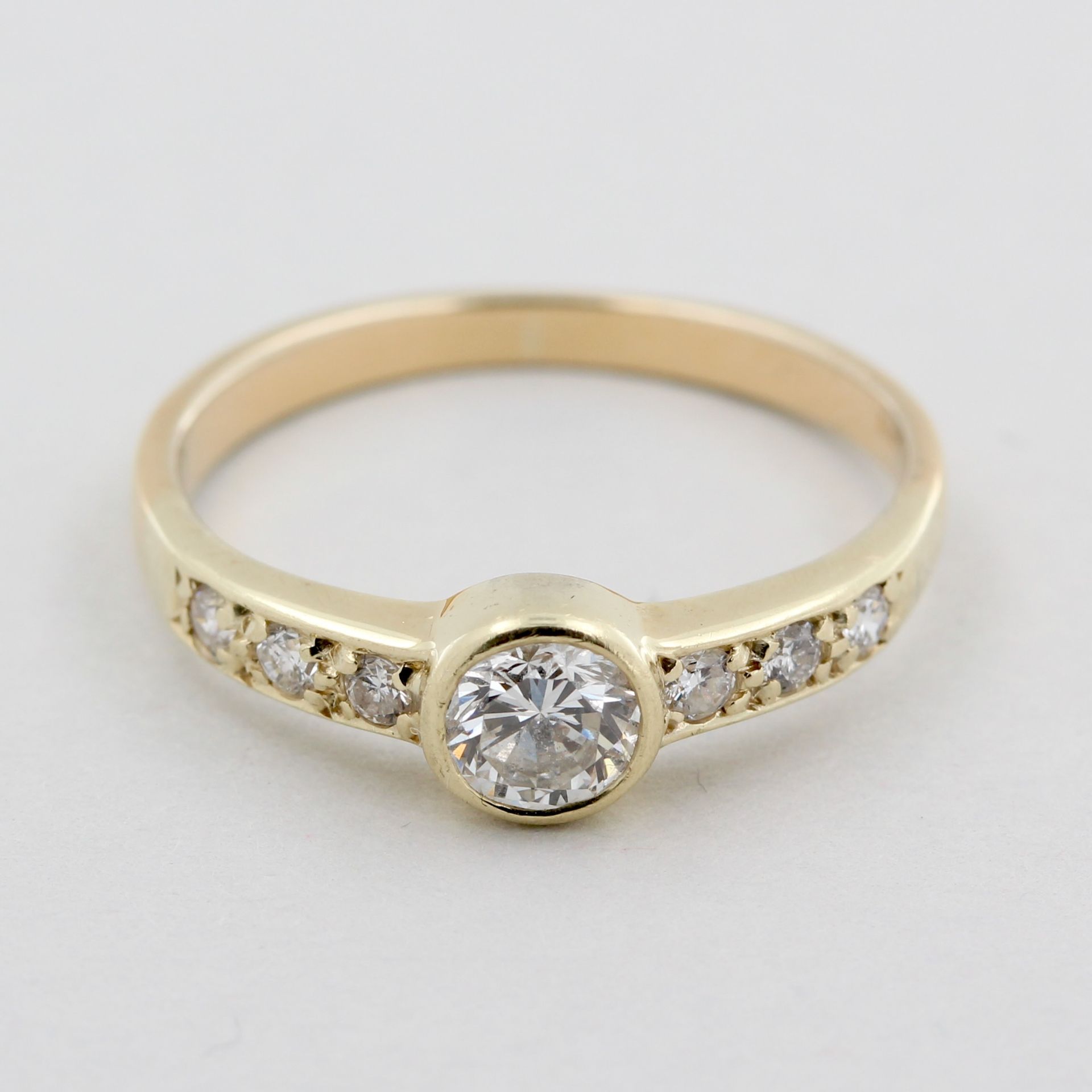 Damenring, 18 kt Gelbgold, mit Brillanten, Mittelstein ca. 0,33 ct, punziert, ca. 2,7 g, RM 55 - Bild 3 aus 4