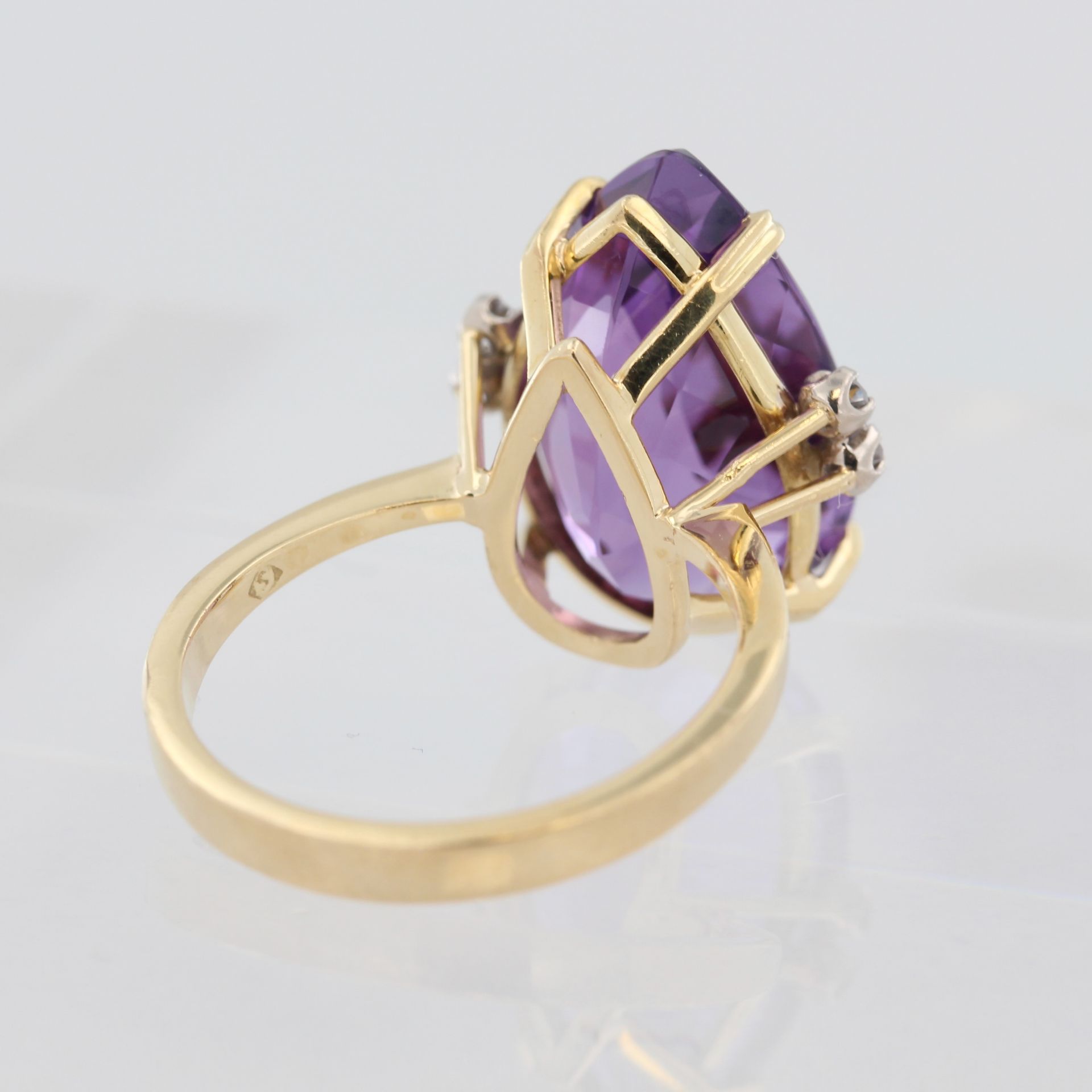 Damenring, 18 kt Gelbgold, mit 1 Amethyst und kleinen Diamanten, punziert, ca. 6,7 g, RM 56 - Bild 3 aus 3