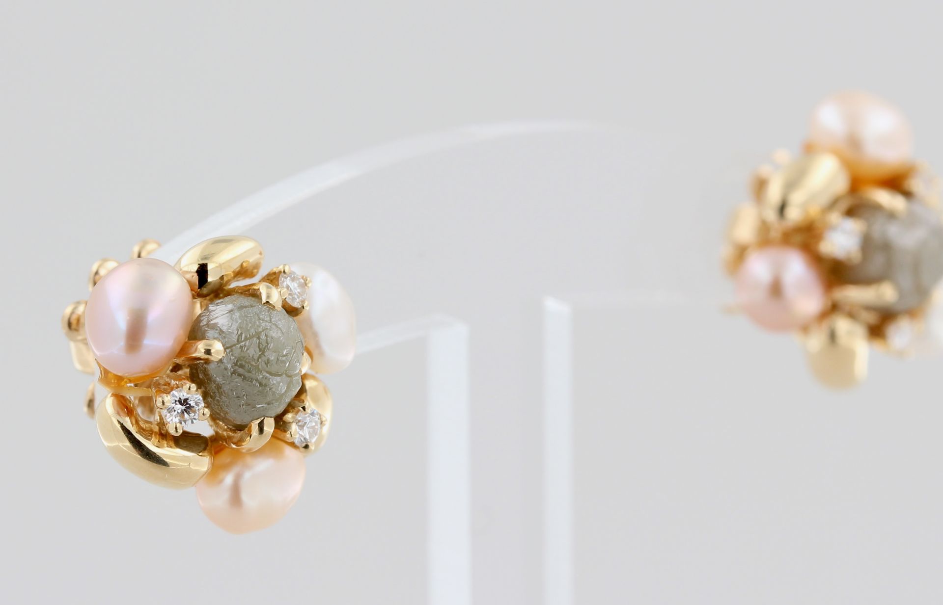 Paar Ohrstecker, 18 kt Gelbgold, mit Perlen und Brillanten und Rohdiamanten, punziert, ca. 8,8 g, D. - Bild 3 aus 4