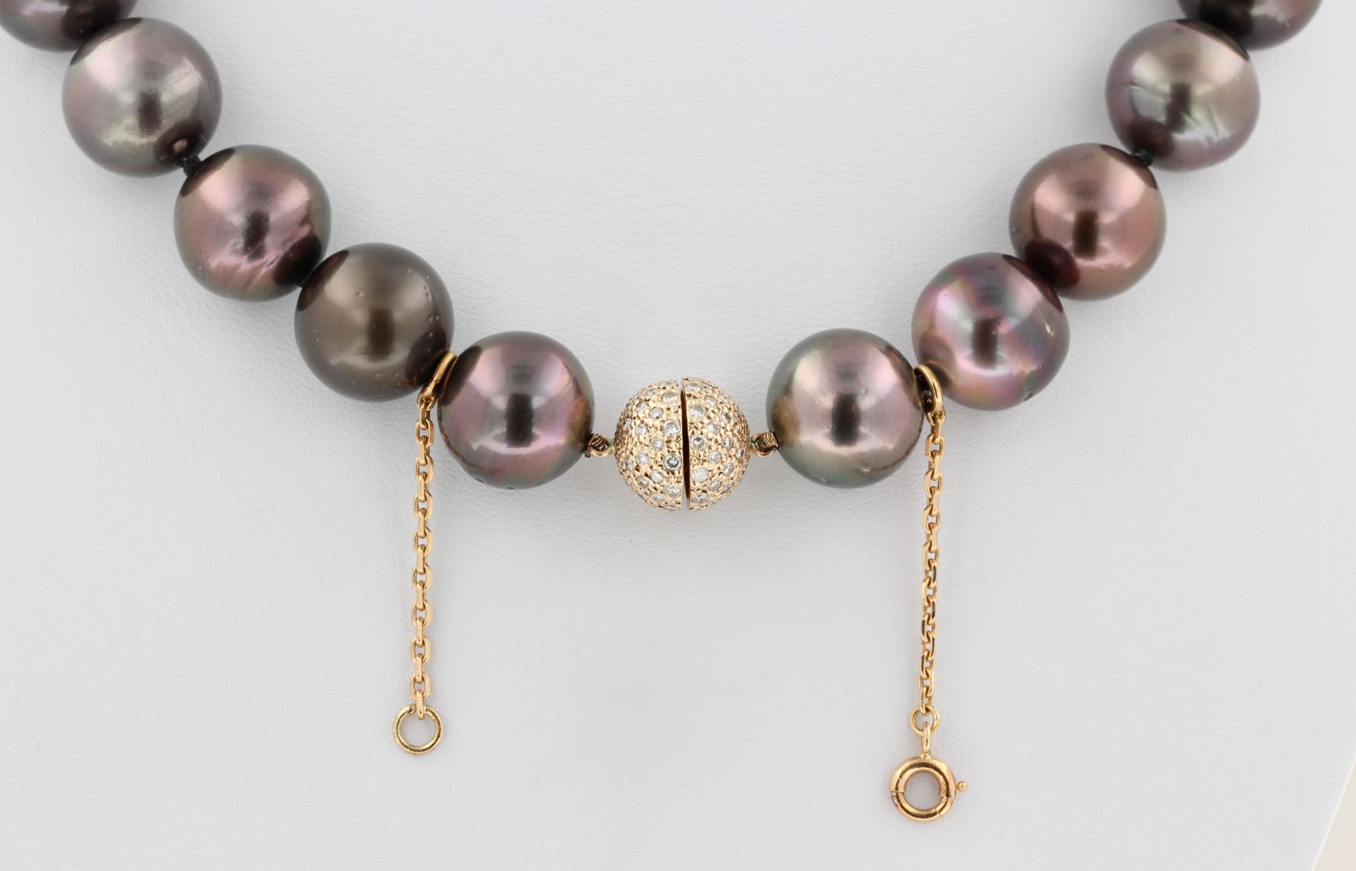 Collier mit schwarzen Tahitiperlen, 18 kt Gelbgold Kugelschließe, mit Diamanten, 29 Tahiti - Bild 2 aus 3