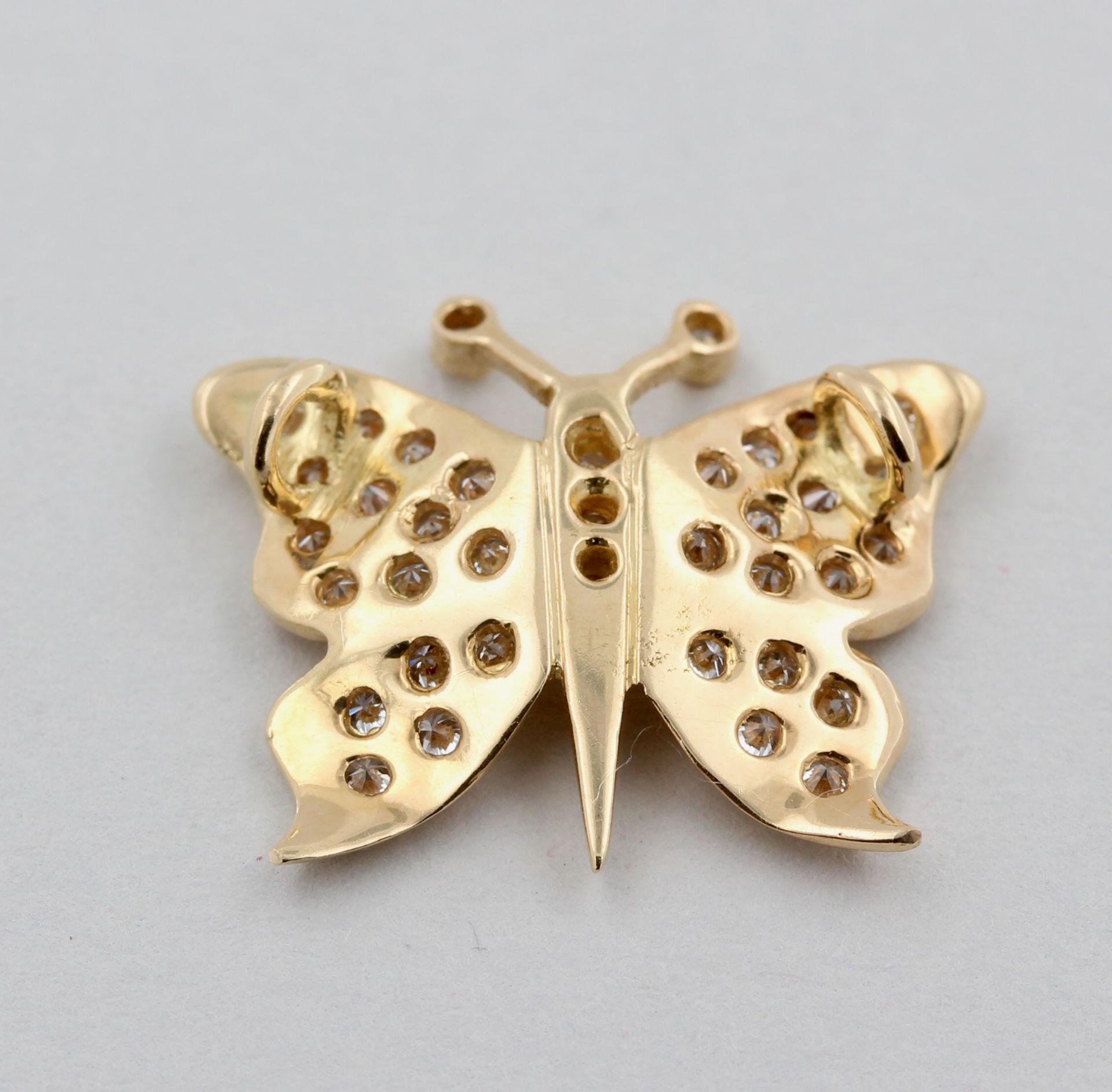 Anhänger, 18 kt Gelbgold, in Form eines Schmetterlings, mit Brillanten, punziert, ca. 2,7 g, L. 1, - Bild 3 aus 3