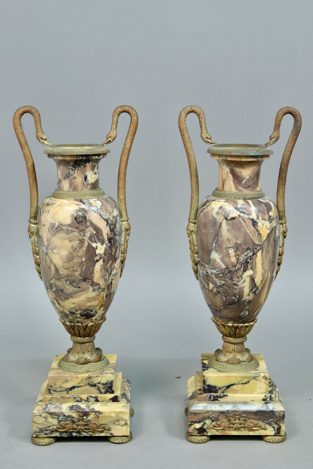 Kaminuhr mit 2 Beistellern, 1860, Marmor und Bronzedekor, Schlag auf Glocke, weißes Zifferblatt - Bild 5 aus 6