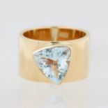 Damenring mit Aquamarin, 18 kt Gelbgold, mit 1 Aquamarin im Trillionschliff, ca. 3,07 ct,
