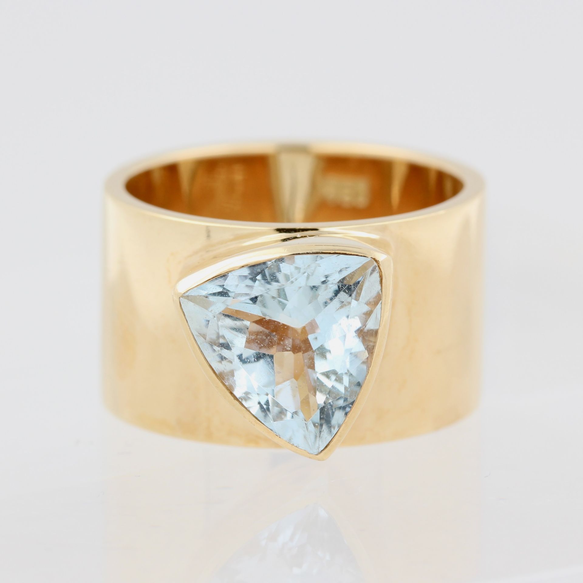 Damenring mit Aquamarin, 18 kt Gelbgold, mit 1 Aquamarin im Trillionschliff, ca. 3,07 ct,