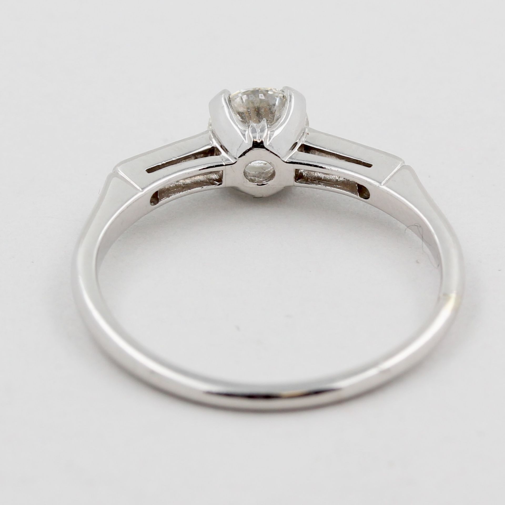Damenring, 18 kt Weißgold, mit 1 Brillant, ca. 0,50 ct, weiß, vsi, mit Diamantbesatz, zusammen ca. - Bild 3 aus 4