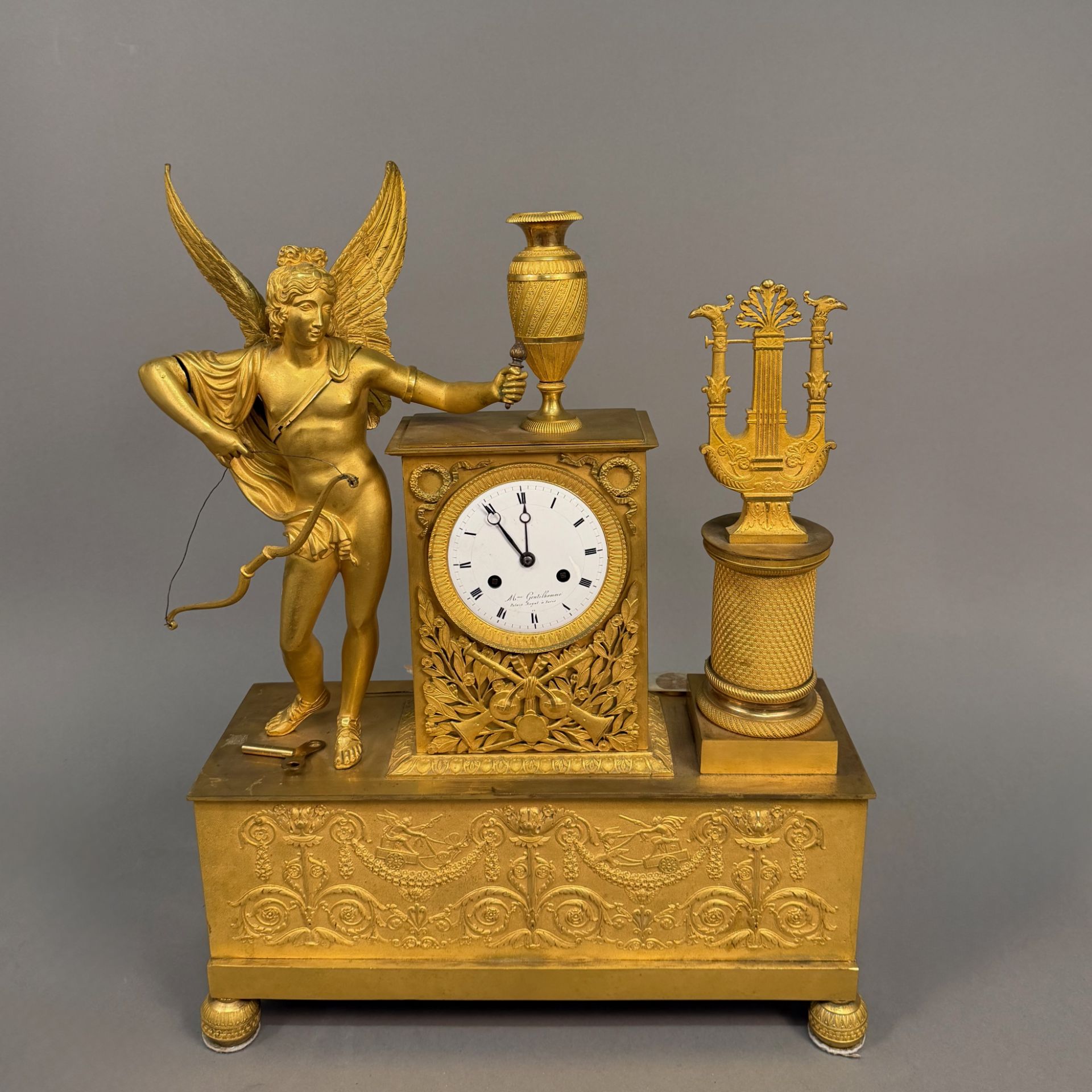 Kaminuhr, mit wohl Amor und Leier, Mme Gentilhomme, Palais Royal à Paris , wohl 1. H. 19. Jh.,