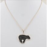 Anhänger Eisbär, 950 Silber, mit wohl Onyx, in Form eines Eisbären, L. 3,7 cm, punziert, leichte