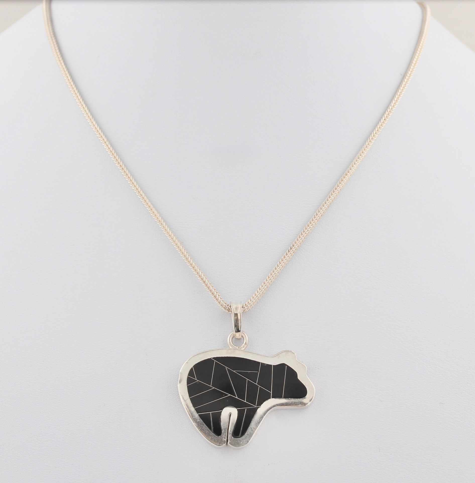 Anhänger Eisbär, 950 Silber, mit wohl Onyx, in Form eines Eisbären, L. 3,7 cm, punziert, leichte