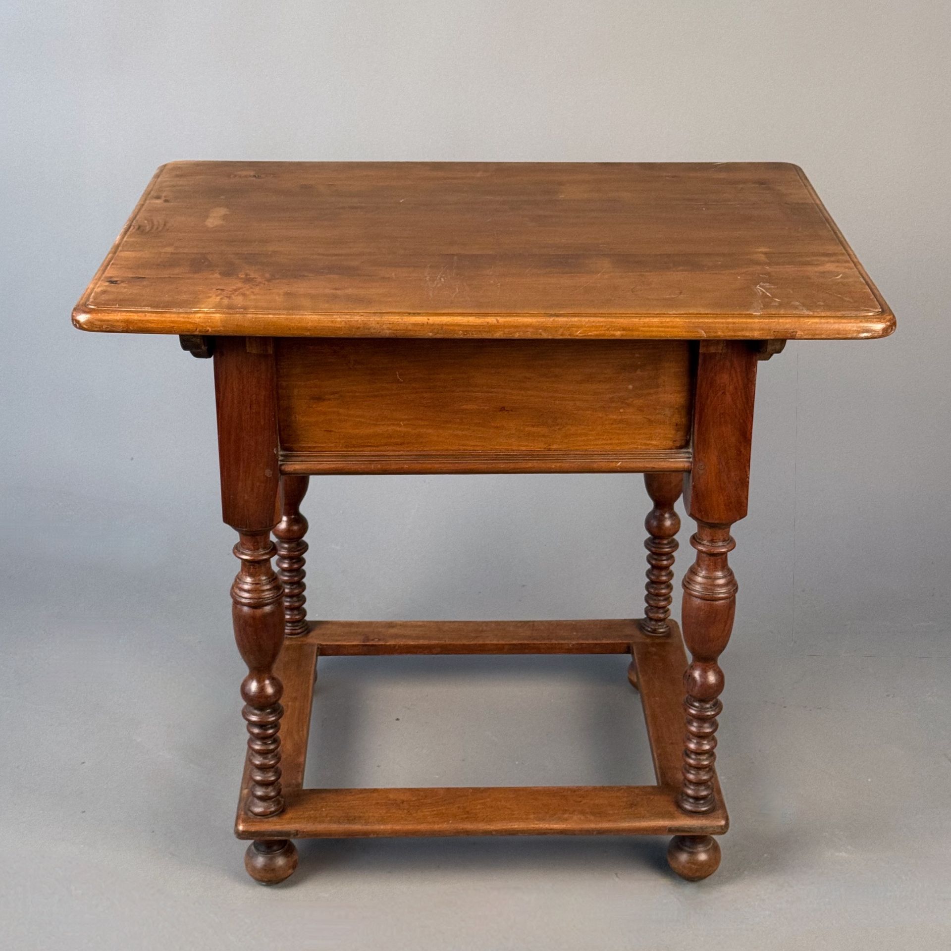 Beistelltisch, 19. Jh., Massivholz, gedrechselte Beine mit Stegen, H. 73,5 cm, B. 82 cm, T. 60,5 - Bild 2 aus 3