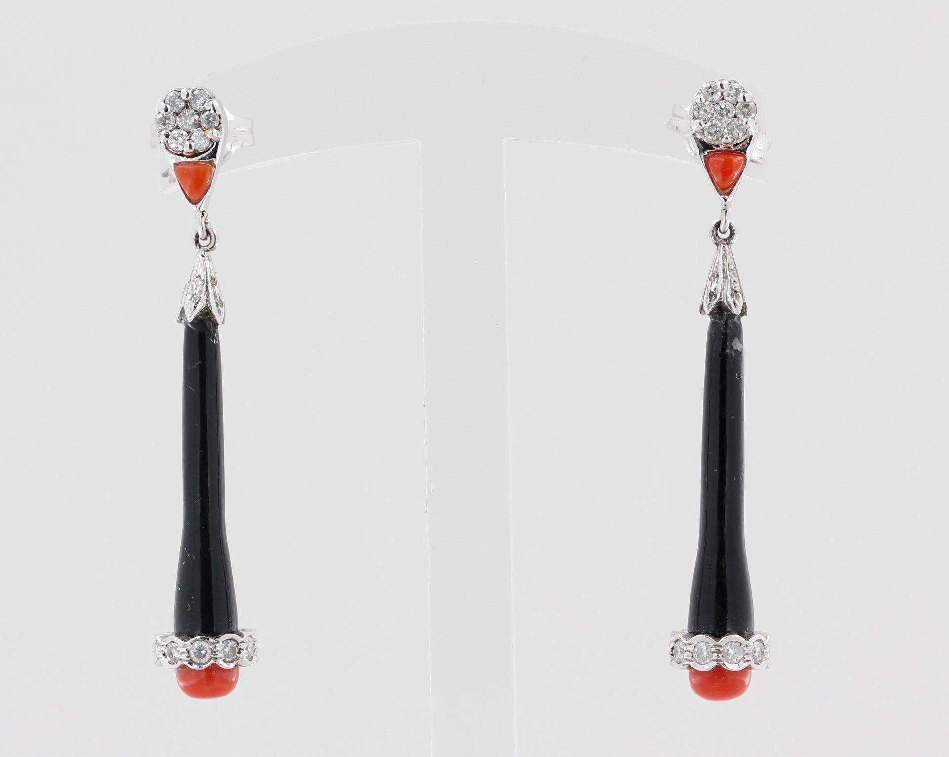 Paar Ohrhänger, 14 kt Weißgold, mit Diamantbesatz, Onyx und Koralle, Art Déco Form, ca. 7,2 g, L.
