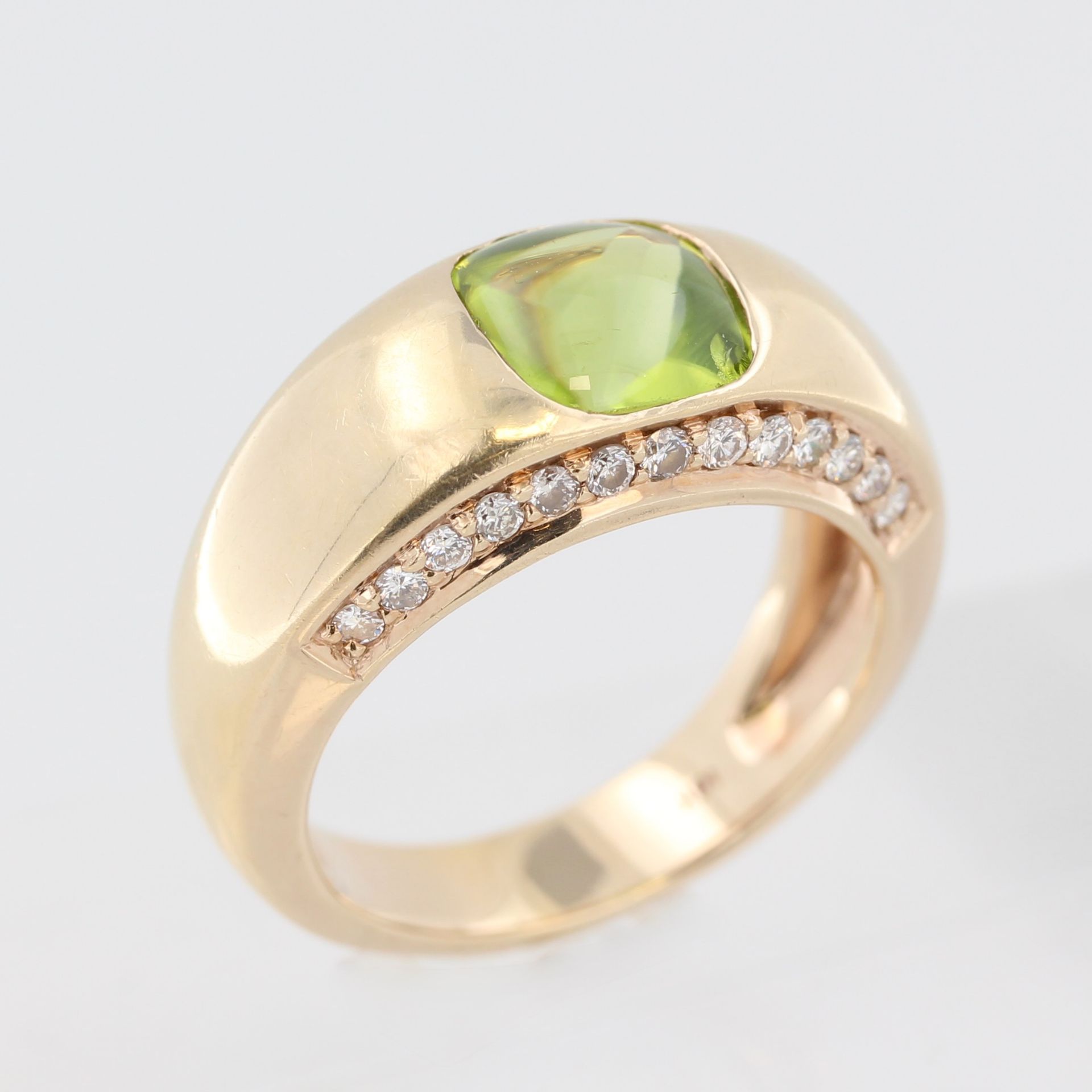 Damenring, 18 kt Gelbgold, mit kleinen Brillanten, zusammen ca. 0,44 ct, tw, vsi, und 1 Peridot ( - Bild 2 aus 5