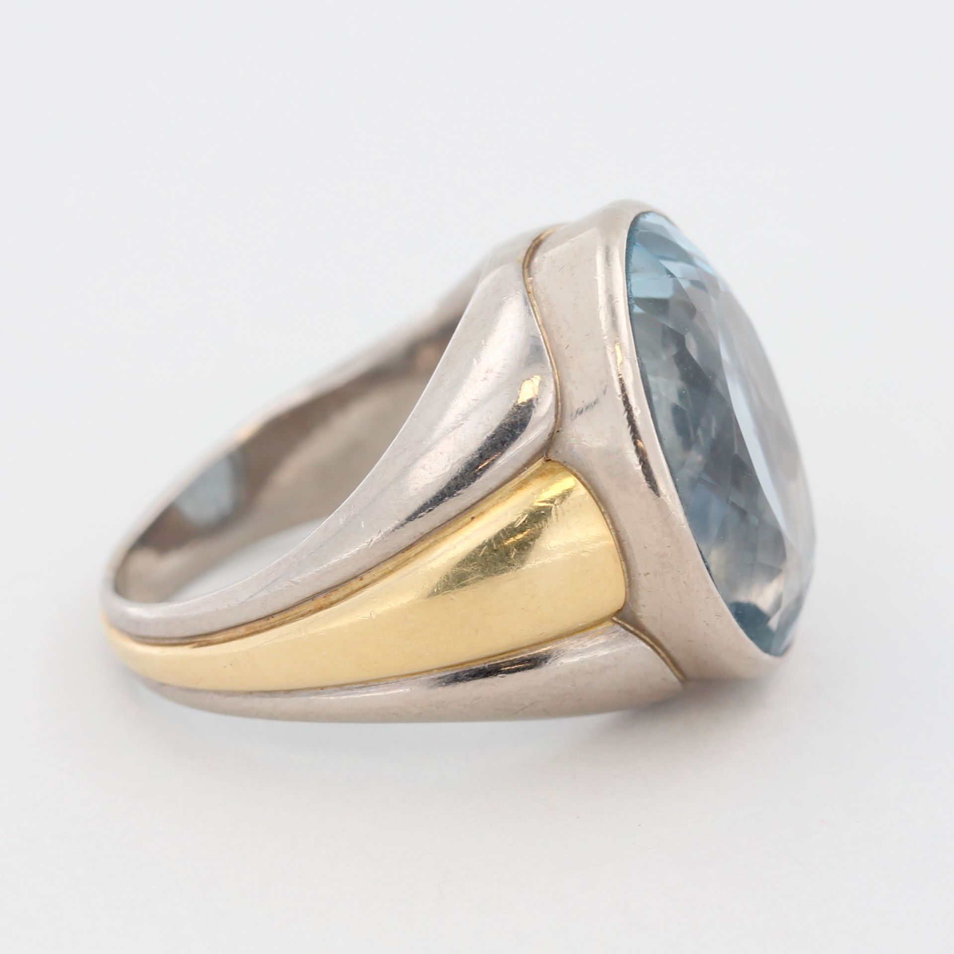 Damenring, 18 kt Weißgold, teils Gelbgold, mit 1 hellblauen, wohl Topas, punziert, ca. 19,8 g, RM - Bild 2 aus 3