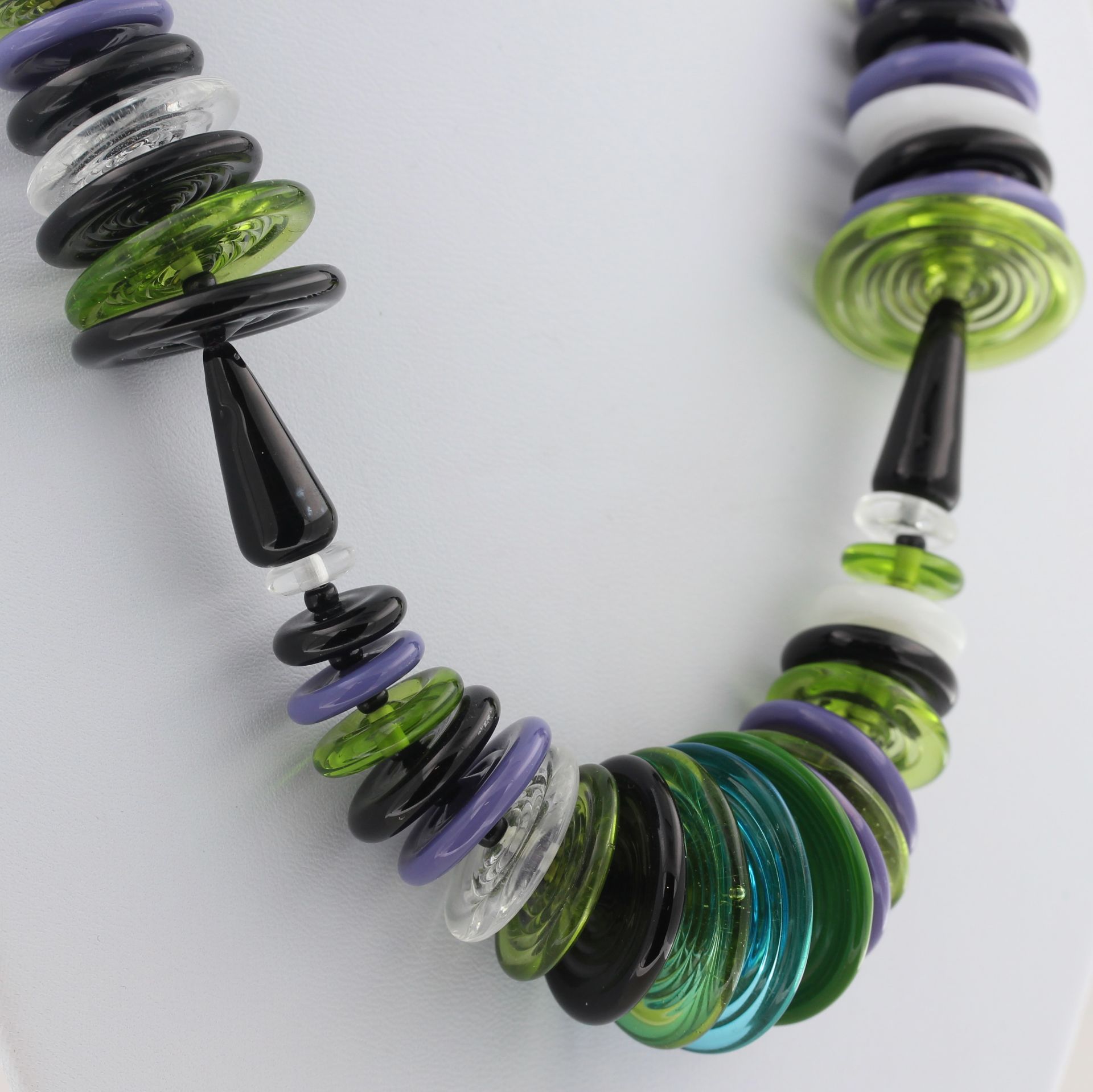 Collier , Silber Schließe, mit bunten Glasscheiben und Glaskegeln, L. 46,5 cm - Bild 2 aus 3