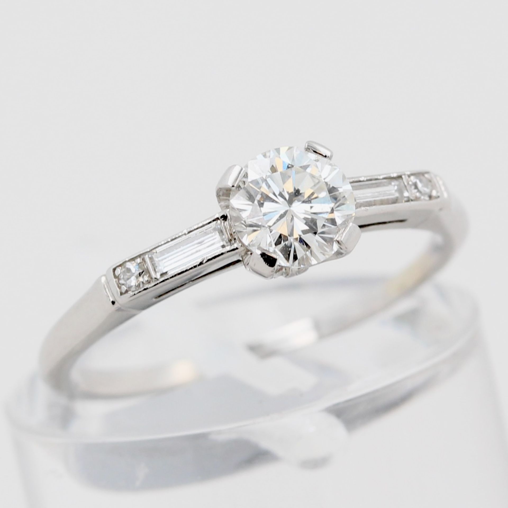 Damenring, 18 kt Weißgold, mit 1 Brillant, ca. 0,50 ct, weiß, vsi, mit Diamantbesatz, zusammen ca. - Bild 4 aus 4