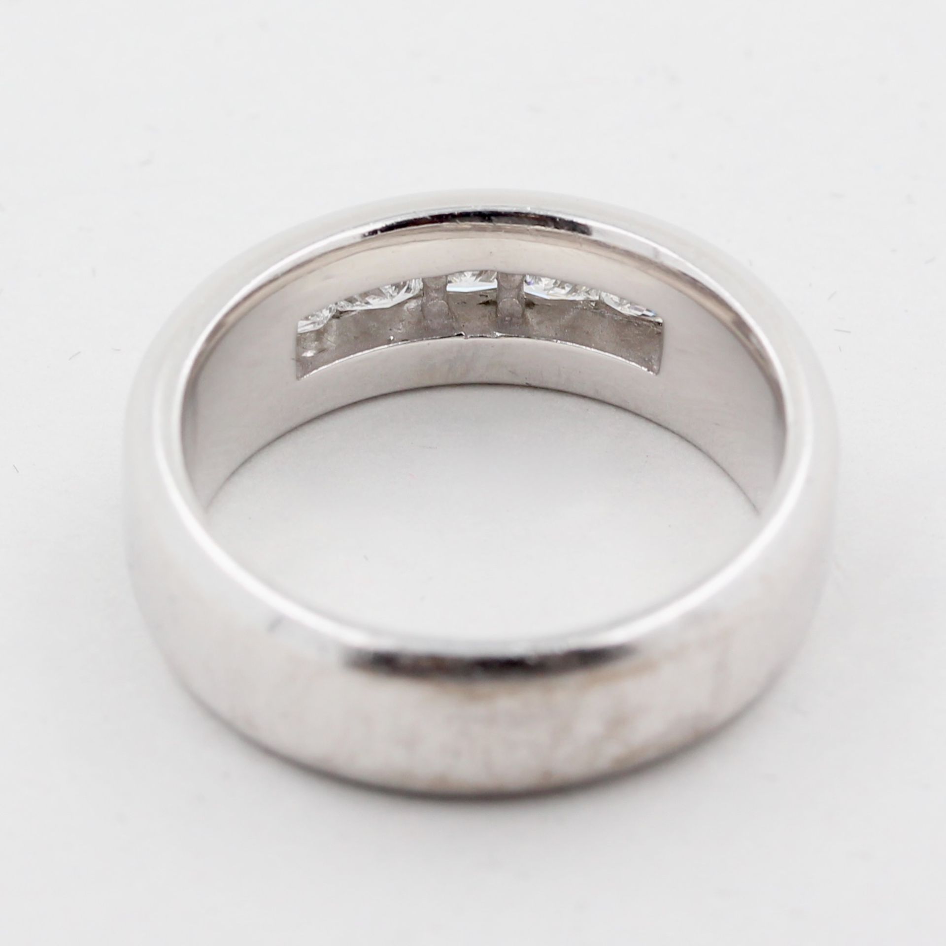Damenring, 18 kt Weißgold, mit 5 Diamantcareés, punziert, ca. 12,8 g, RM 57 - Bild 5 aus 6