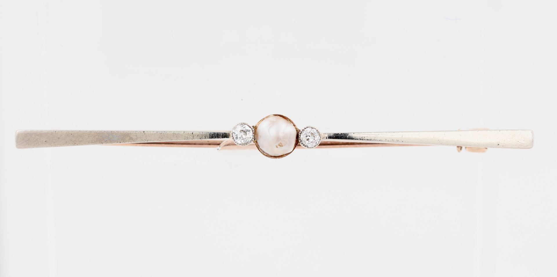 Stabbrosche, um 1920, 14 kt Gelbgold, 2 kleine Brillanten, 1 Mabé Perle, ca. 5,2 g, B. 7,7 cm