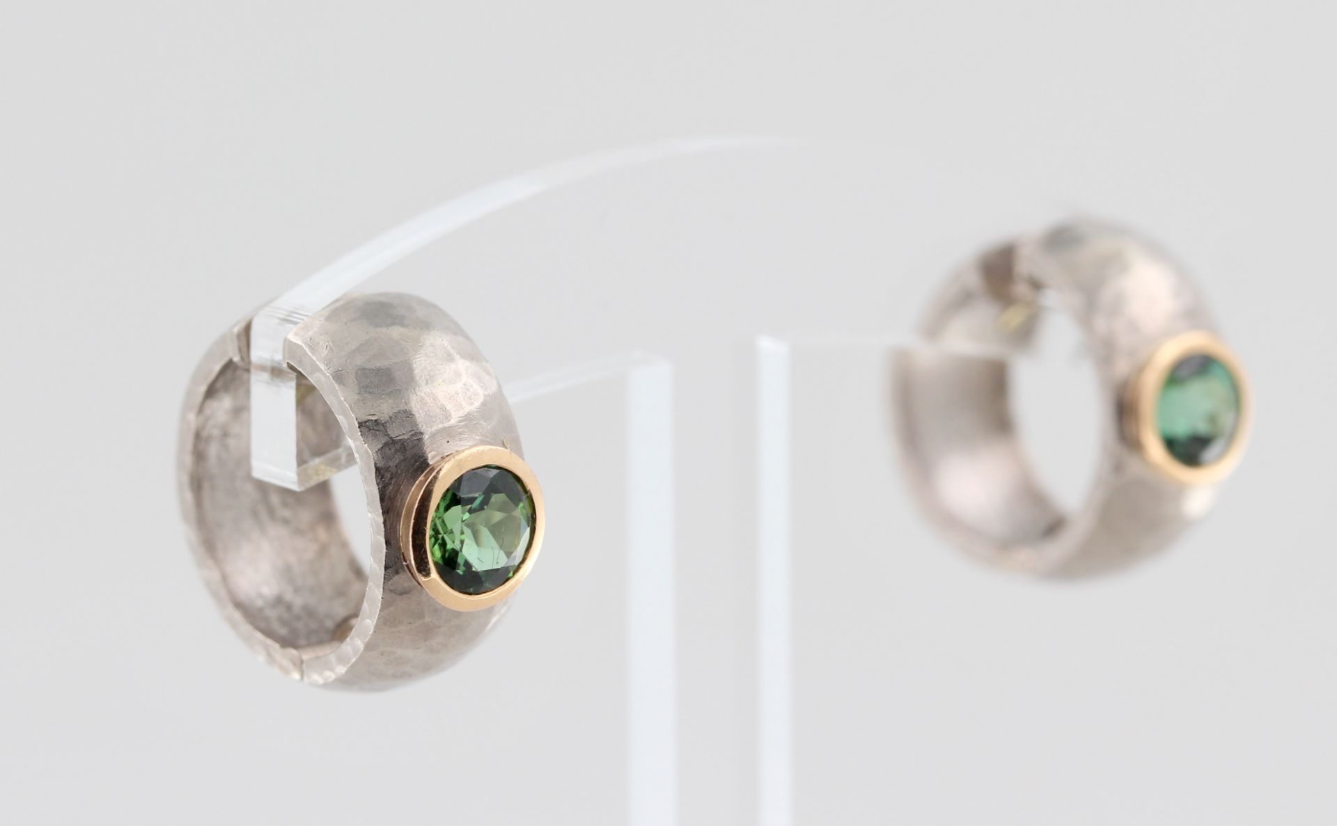 Paar Creolen, 18 kt Weißgold und Gelbgold, mit 2 grünen Turmalinen, Hammerschlagdekor, - Bild 2 aus 3