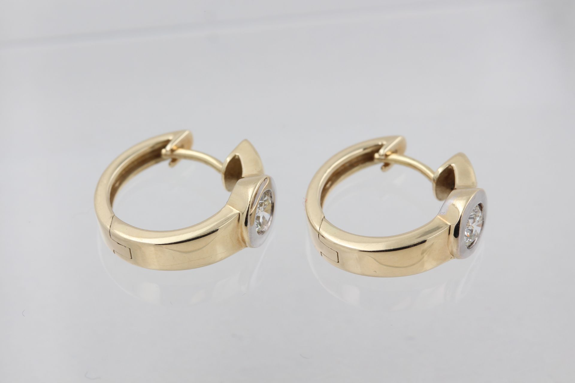 Paar Creolen, 14 kt Gelbgold und Weißgold, mit 2 Brillanten, zusammen ca. 0,50 ct, weiß, si, - Bild 4 aus 5