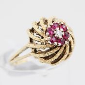 Damenring, 14 kt Gelbgold, mit kleinen Rubinen und 1 kleinen Diamant, punziert, ca. 4,4 g, RM 49