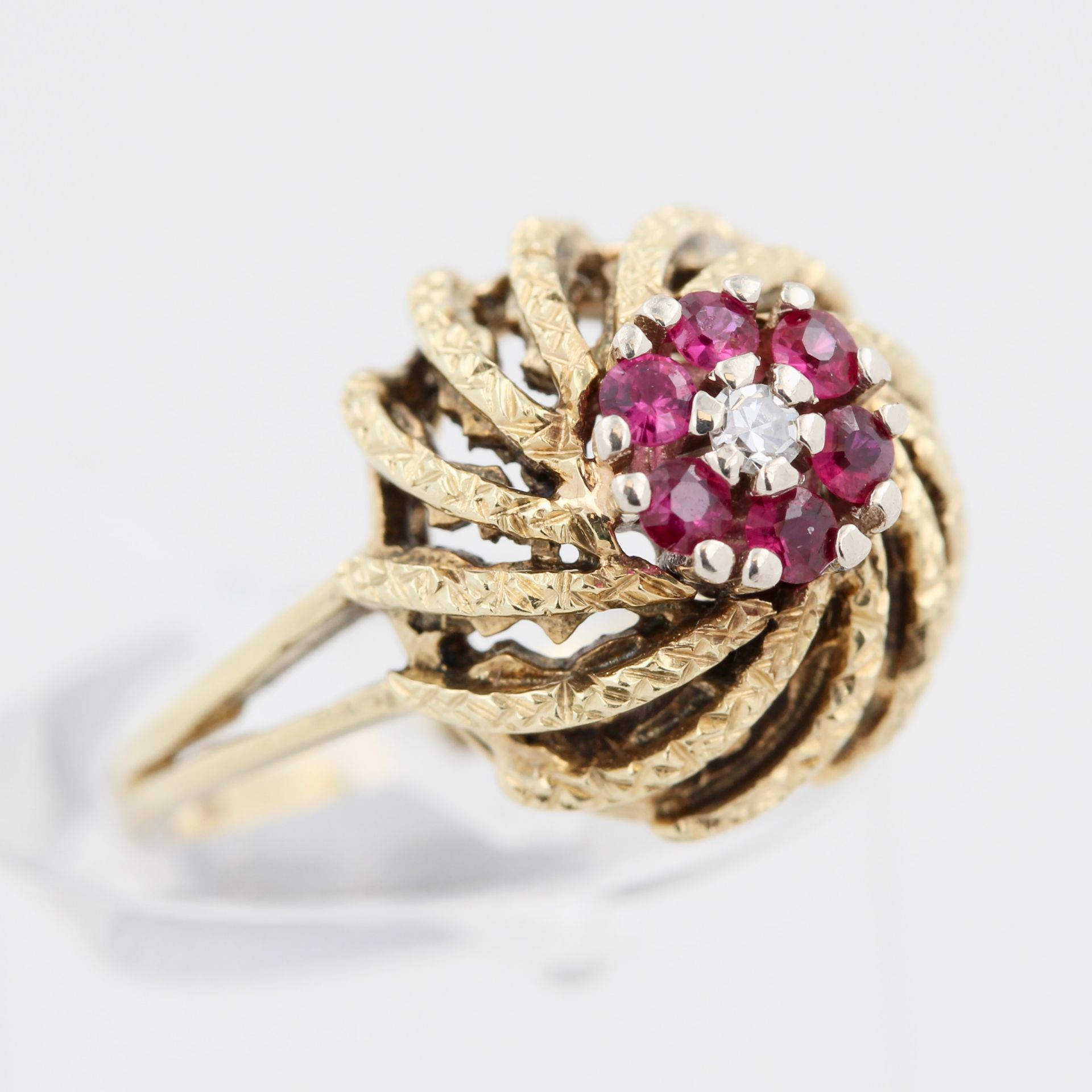 Damenring, 14 kt Gelbgold, mit kleinen Rubinen und 1 kleinen Diamant, punziert, ca. 4,4 g, RM 49