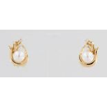 Paar Ohrstecker, 18 kt Gelbgold, mit je 1 weißen Perlen und kleinen Brillanten, punziert, ca. 7,8 g,