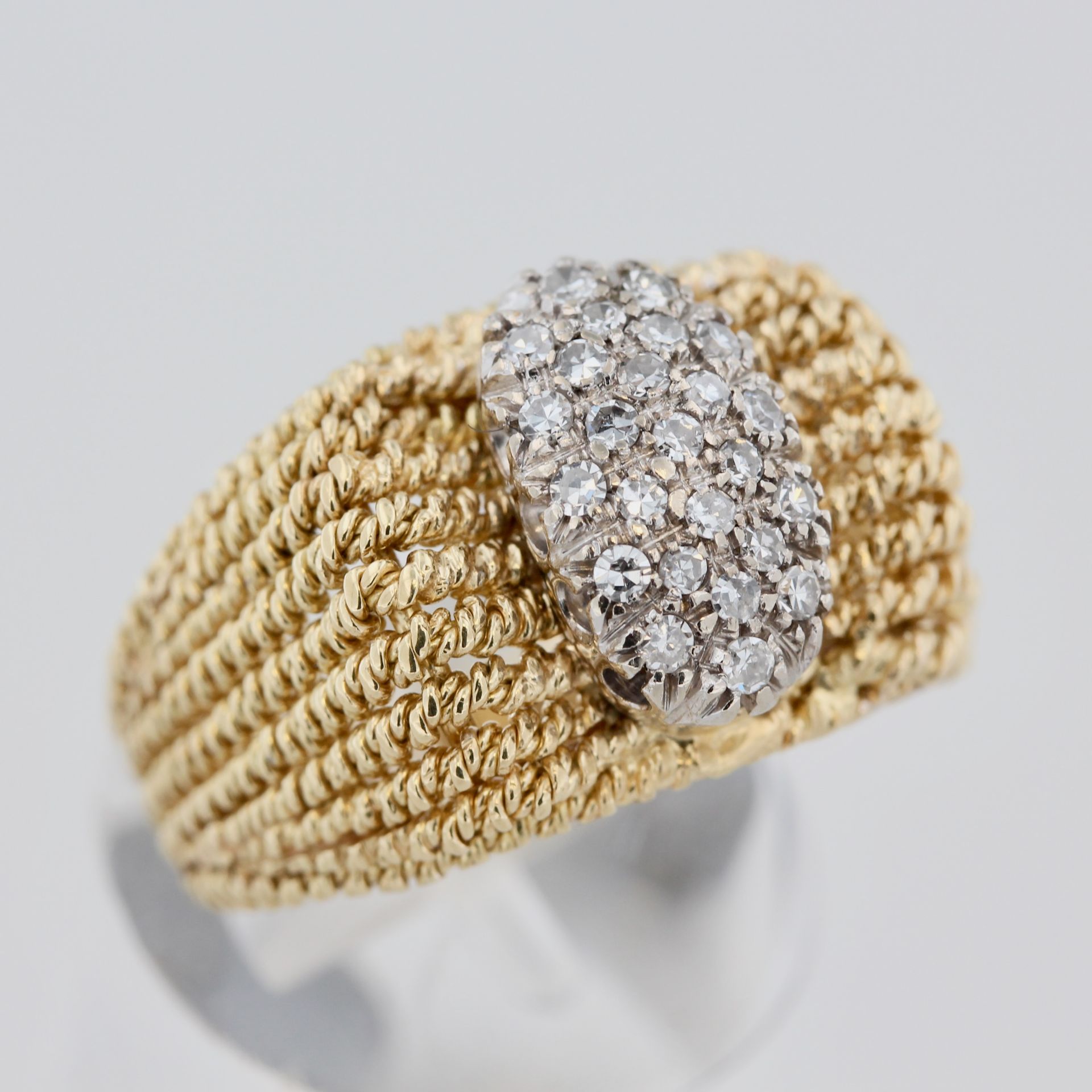 Damenring, 18 kt Gelbgold, teils rhodiniert, mit weißen, wohl Zirkonia, punziert, ca. 11,8 g, RM 54 - Bild 2 aus 4