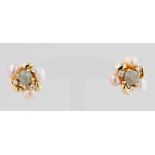 Paar Ohrstecker, 18 kt Gelbgold, mit Perlen und Brillanten und Rohdiamanten, punziert, ca. 8,8 g, D.