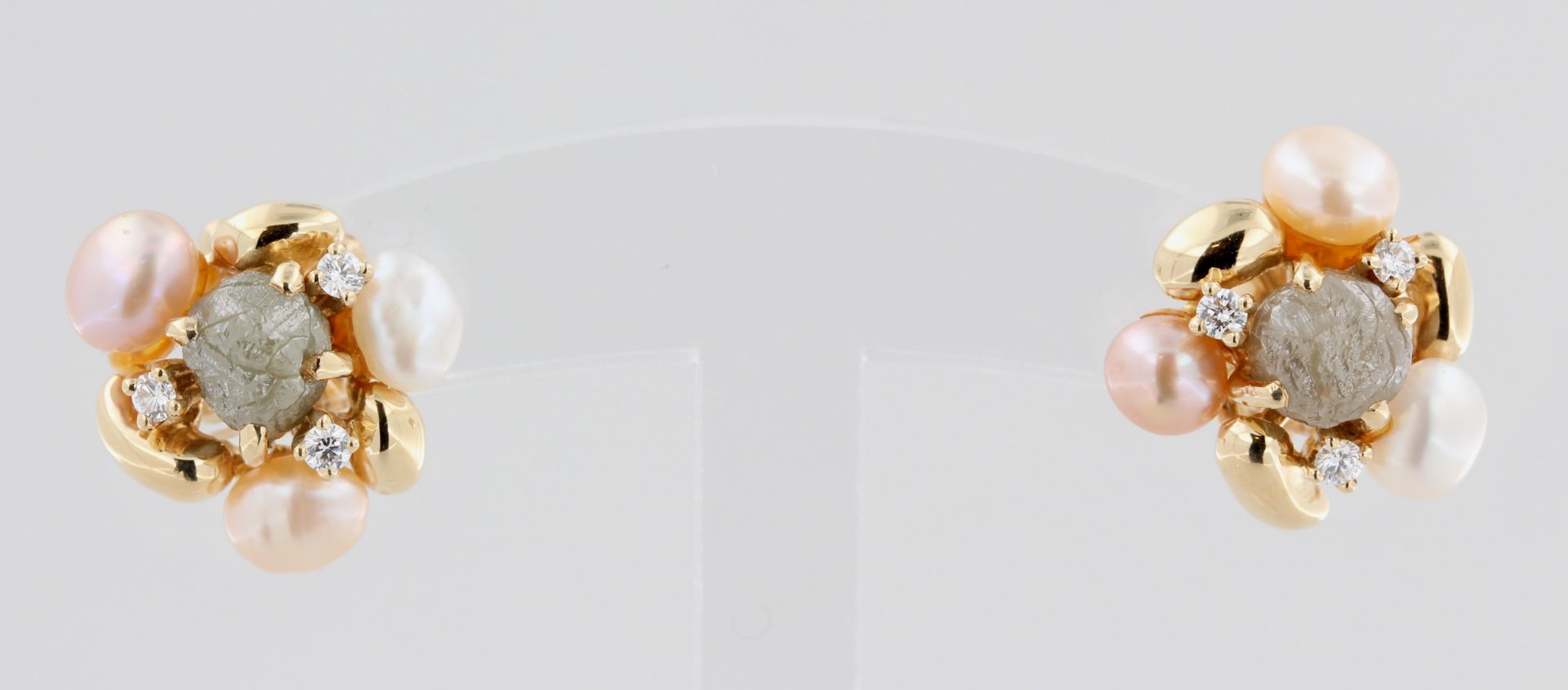 Paar Ohrstecker, 18 kt Gelbgold, mit Perlen und Brillanten und Rohdiamanten, punziert, ca. 8,8 g, D.