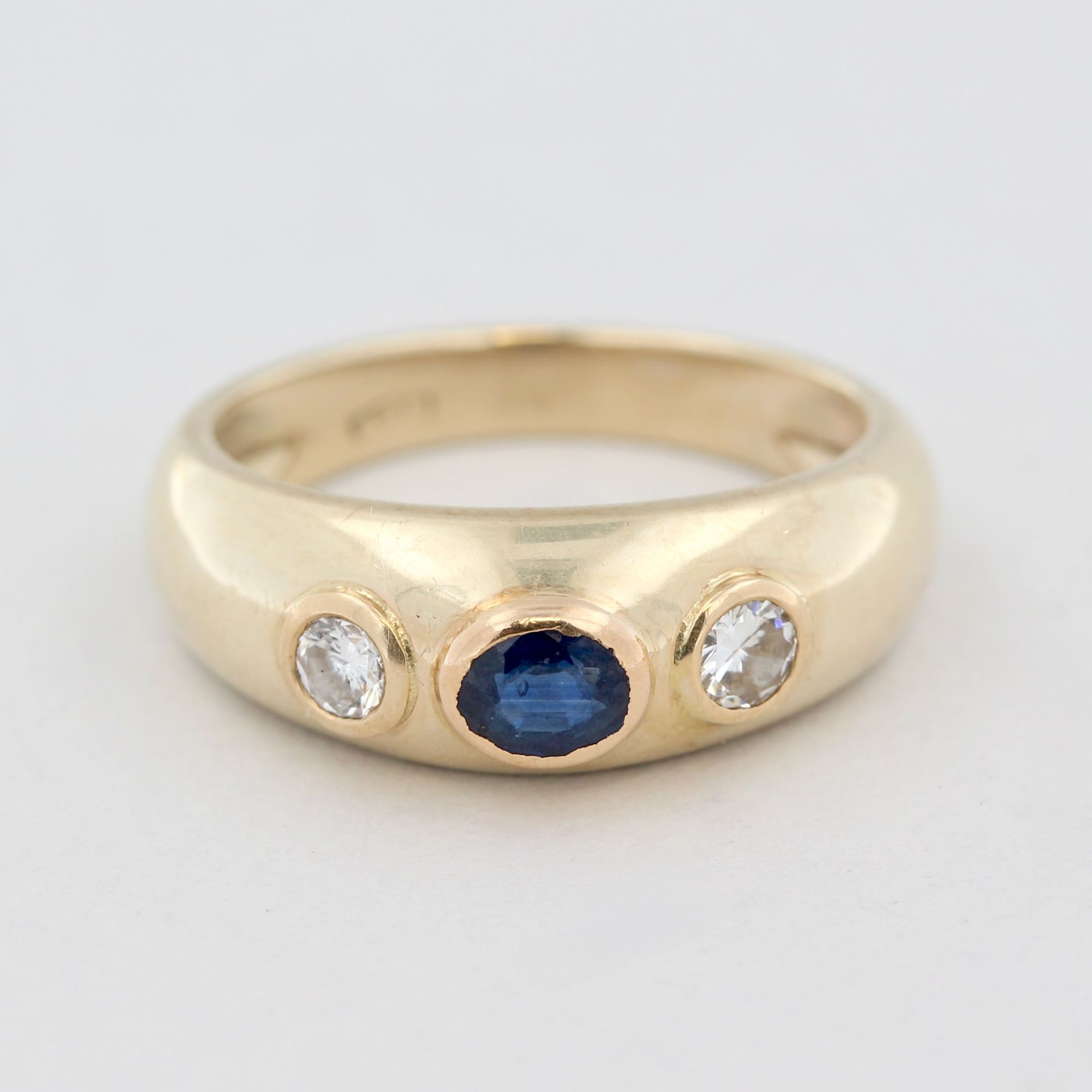 Damenring, 14 kt Gelbgold, mit 2 Brillanten und 1 Saphir (Saphir mit Gebrauchsspuren), punziert, ca. - Bild 2 aus 2