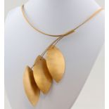 Modeschmuck Collier, Metall, wohl vergoldet, Anhänger in Form von 3 Blättern, mattierte