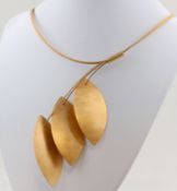 Modeschmuck Collier, Metall, wohl vergoldet, Anhänger in Form von 3 Blättern, mattierte