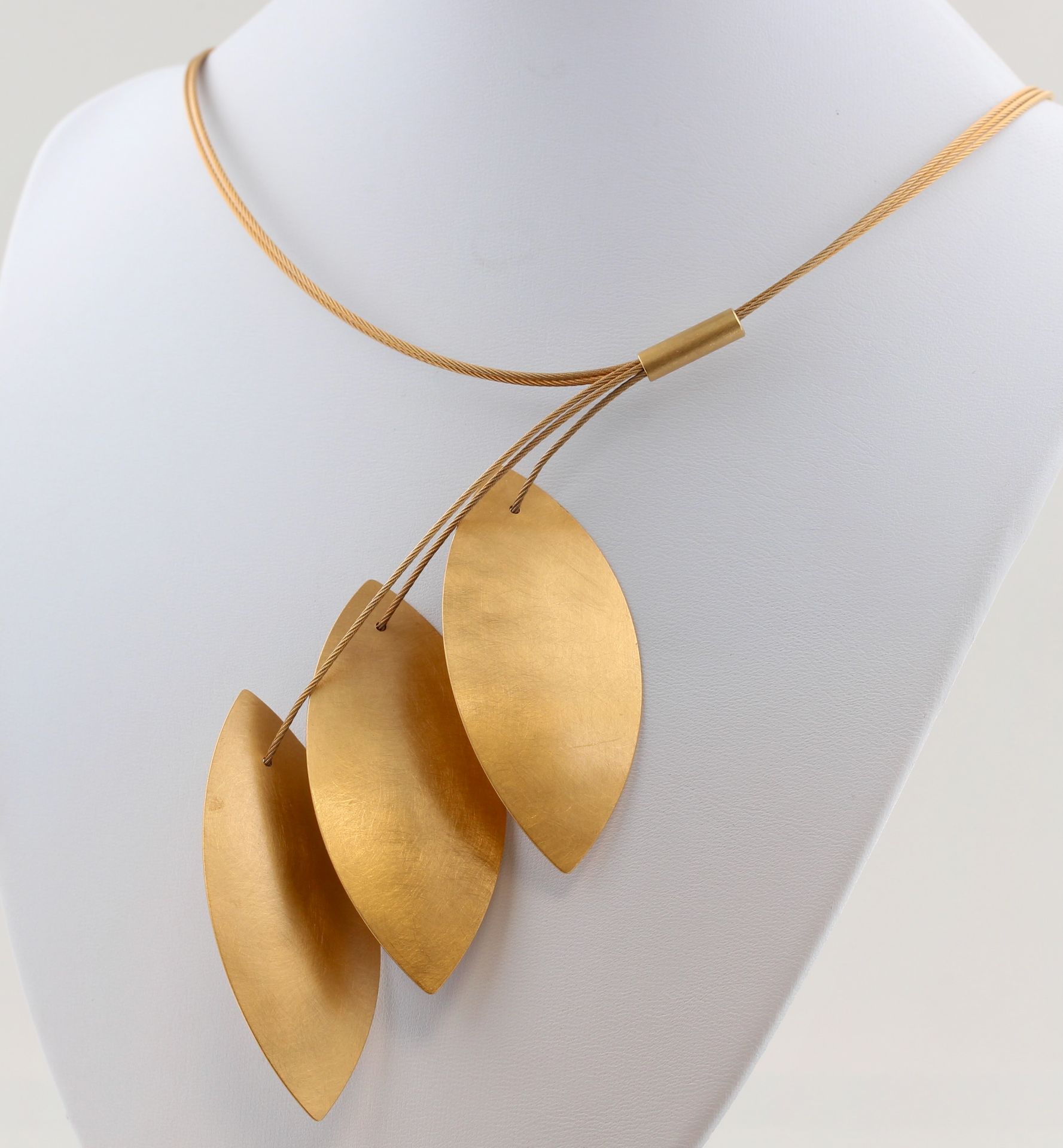Modeschmuck Collier, Metall, wohl vergoldet, Anhänger in Form von 3 Blättern, mattierte
