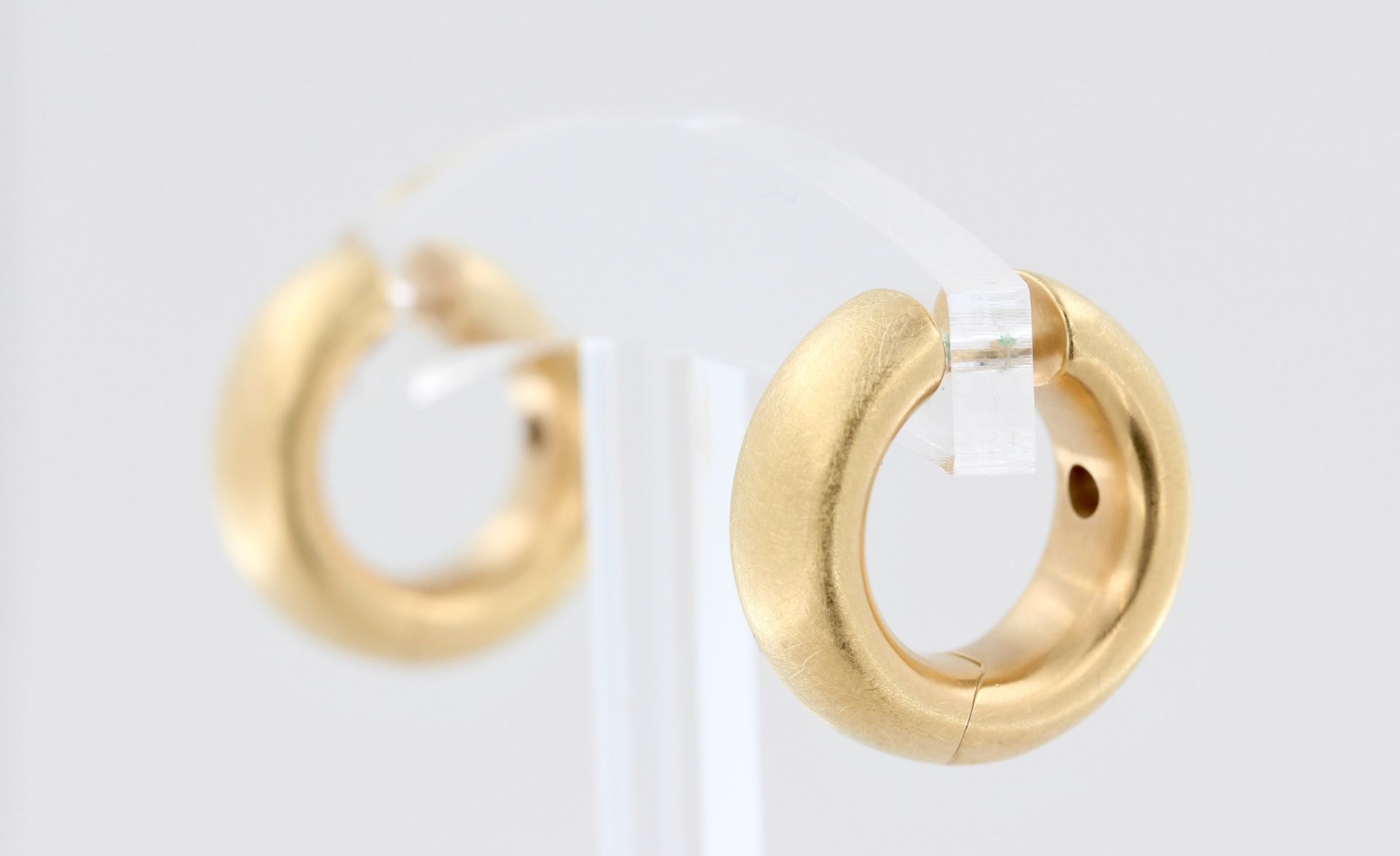 Paar Creolen Scheurle Quinn, 18 kt Gelbgold, mit je 1 Brillant, je ca. 0,17 ct, mattierte - Bild 3 aus 4
