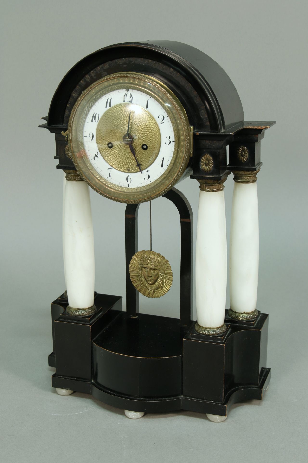 Kaminuhr, Wien, 4 Alabastersäulen, Holzgehäuse, Schlag auf Tonspirale, Messingwerk, L. 27 cm, H. - Bild 2 aus 5