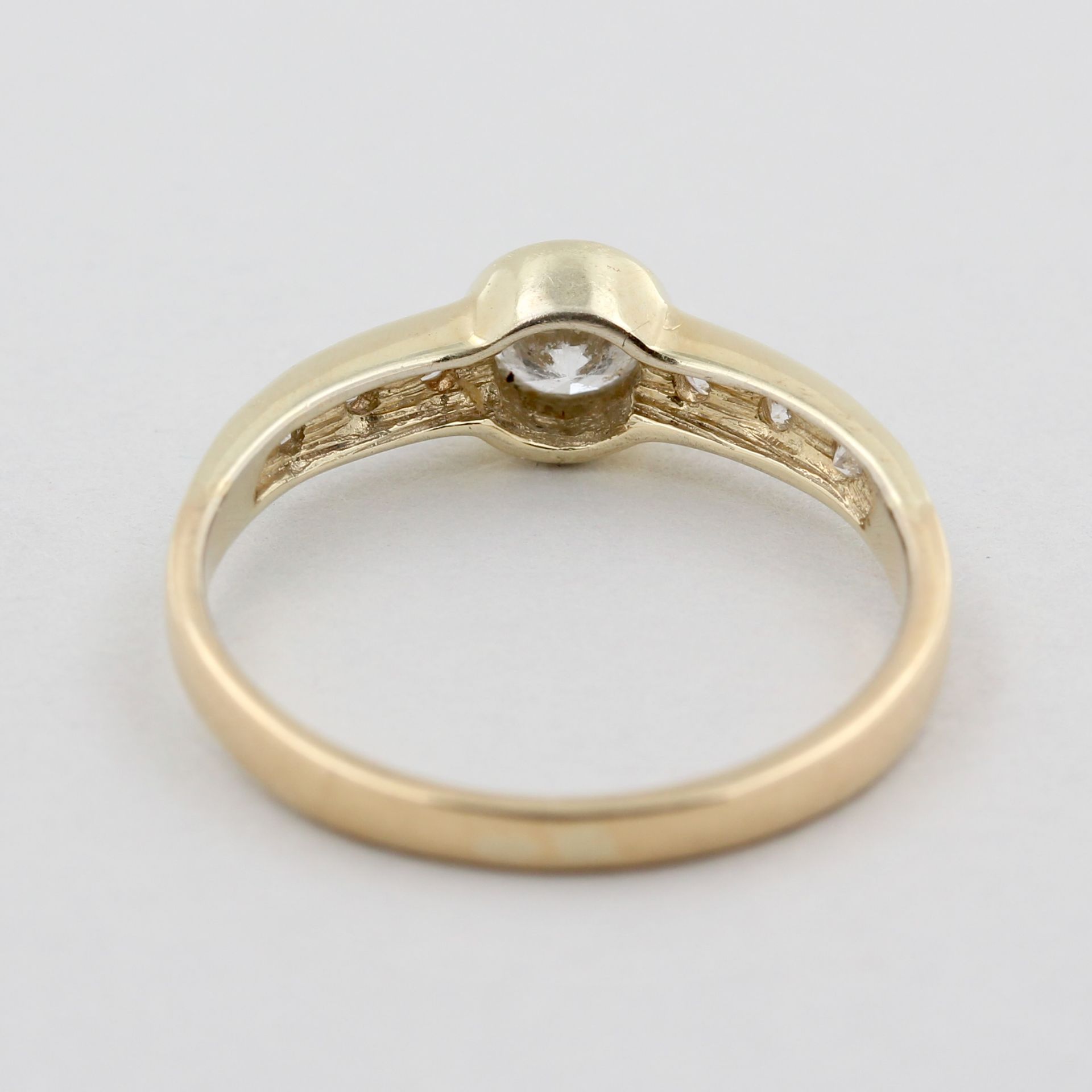 Damenring, 18 kt Gelbgold, mit Brillanten, Mittelstein ca. 0,33 ct, punziert, ca. 2,7 g, RM 55 - Bild 4 aus 4