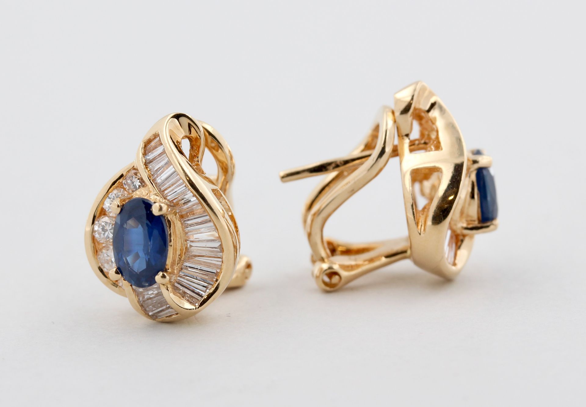 Paar Ohrstecker, 18 kt Gelbgold, mit Saphiren, Brillanten und Diamanten im Baguette Schliff, - Bild 2 aus 4