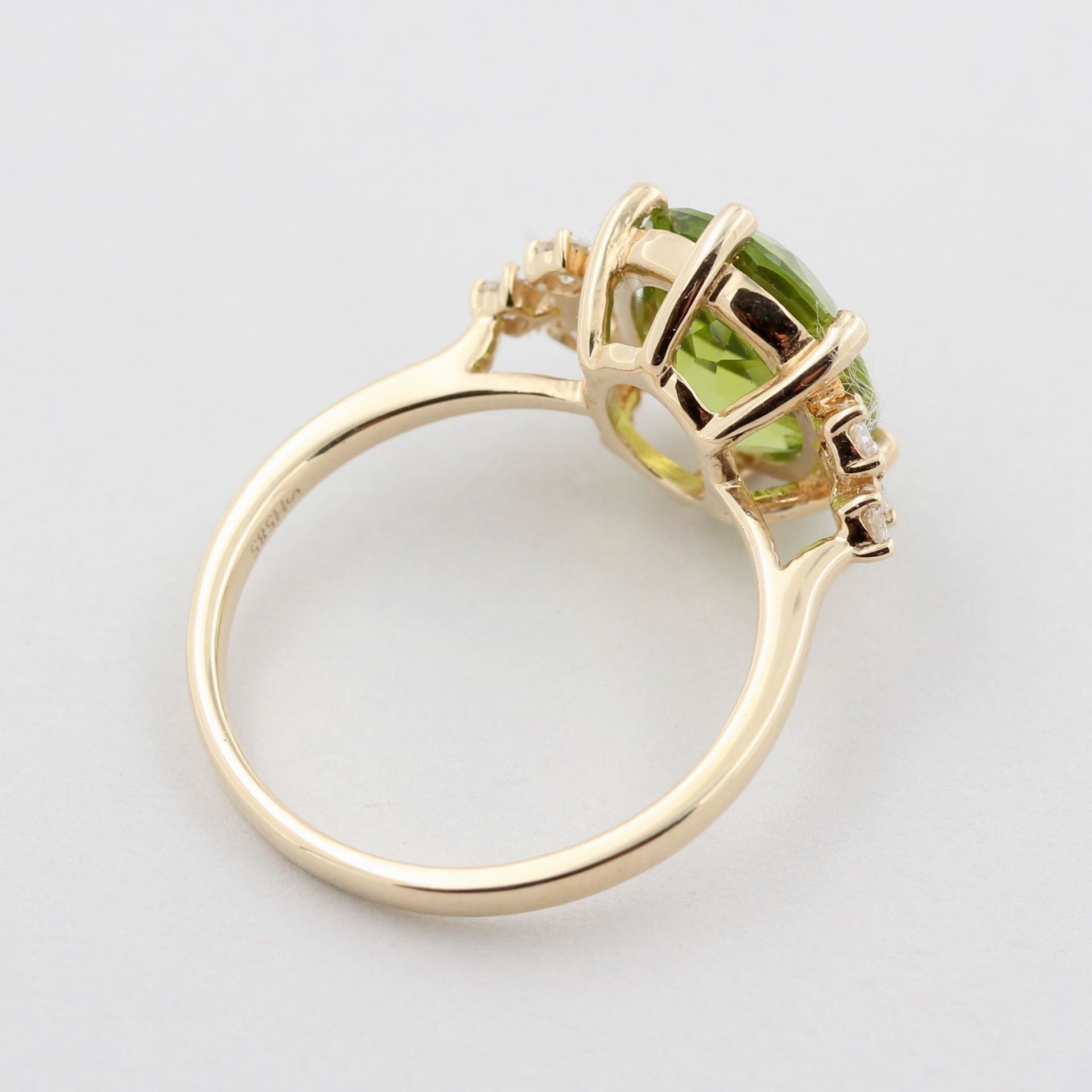 Damenring, 14 kt Gelbgold, mit 1 ovalen Peridot, ca. 4,80 ct, 6 Brillanten als Besatz, ca. 4,8 g, RM - Bild 3 aus 3