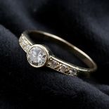 Damenring, 18 kt Gelbgold, mit Brillanten, Mittelstein ca. 0,33 ct, punziert, ca. 2,7 g, RM 55